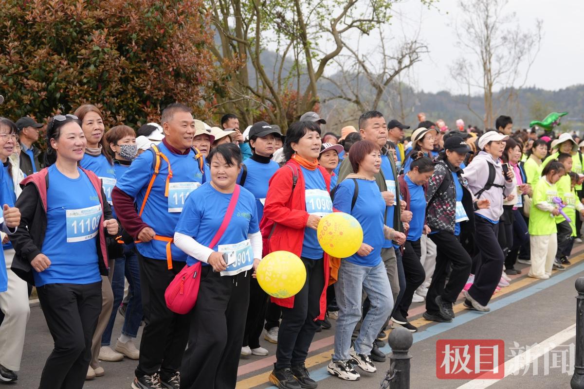 徒步队员赛前热身.JPG 徒步队员赛前热身.JPG