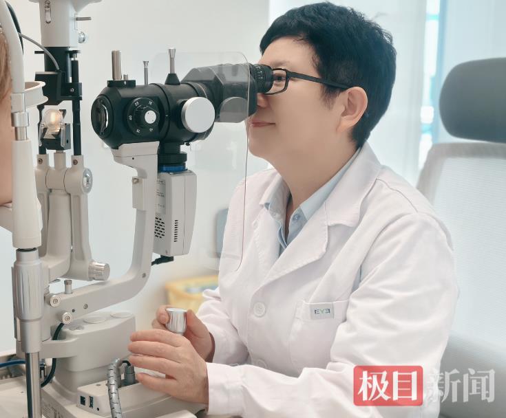 凃惠芳主任为患者做检查 通讯员供图.png