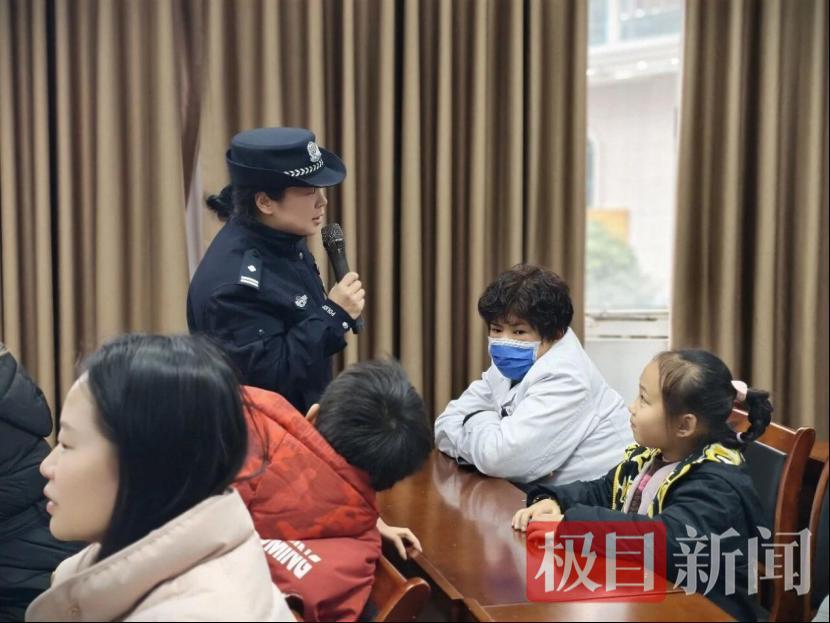 新春走基层|鄂州公安:用藏蓝坚守,为万家团圆添“平安味” | 极目新闻