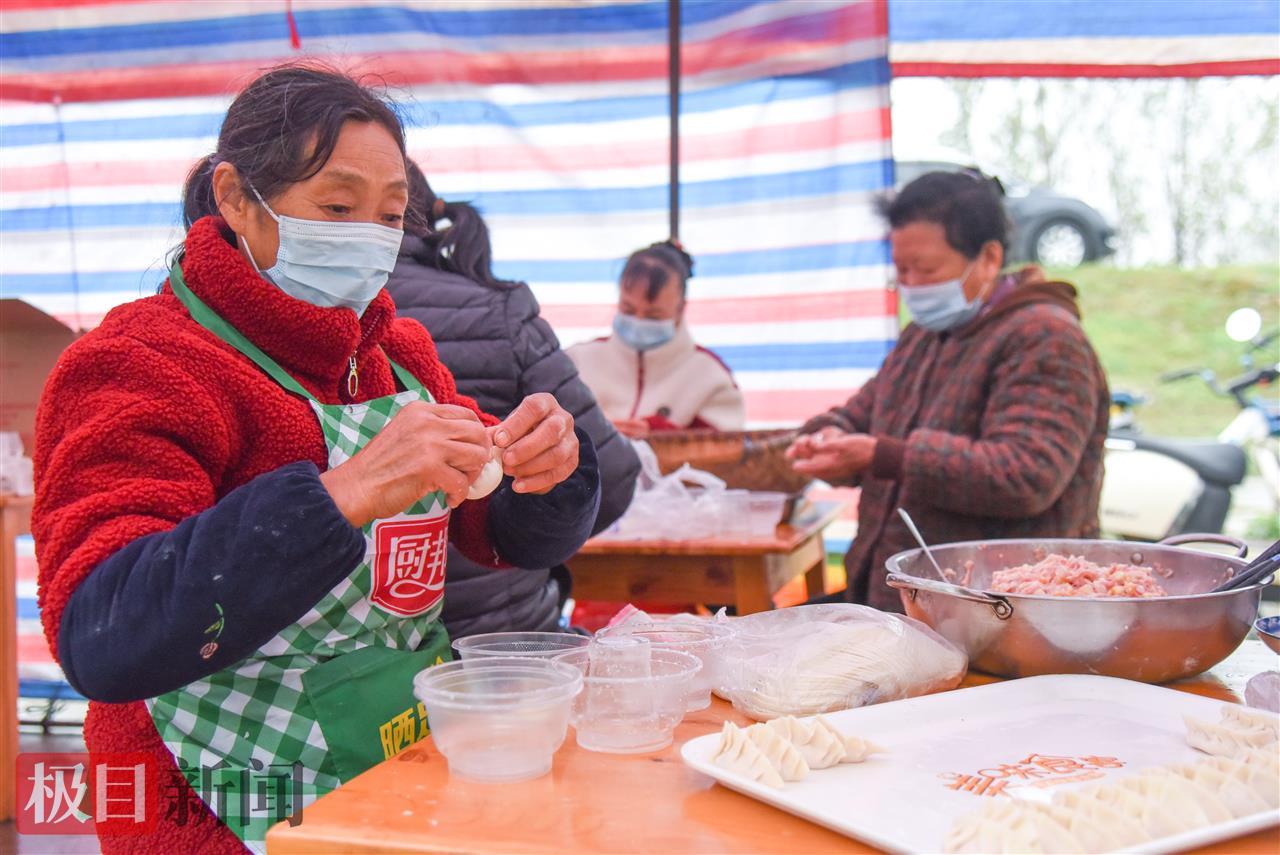村民在忙着为老人包饺子（极目新闻记者 黄志刚 摄）.jpg
