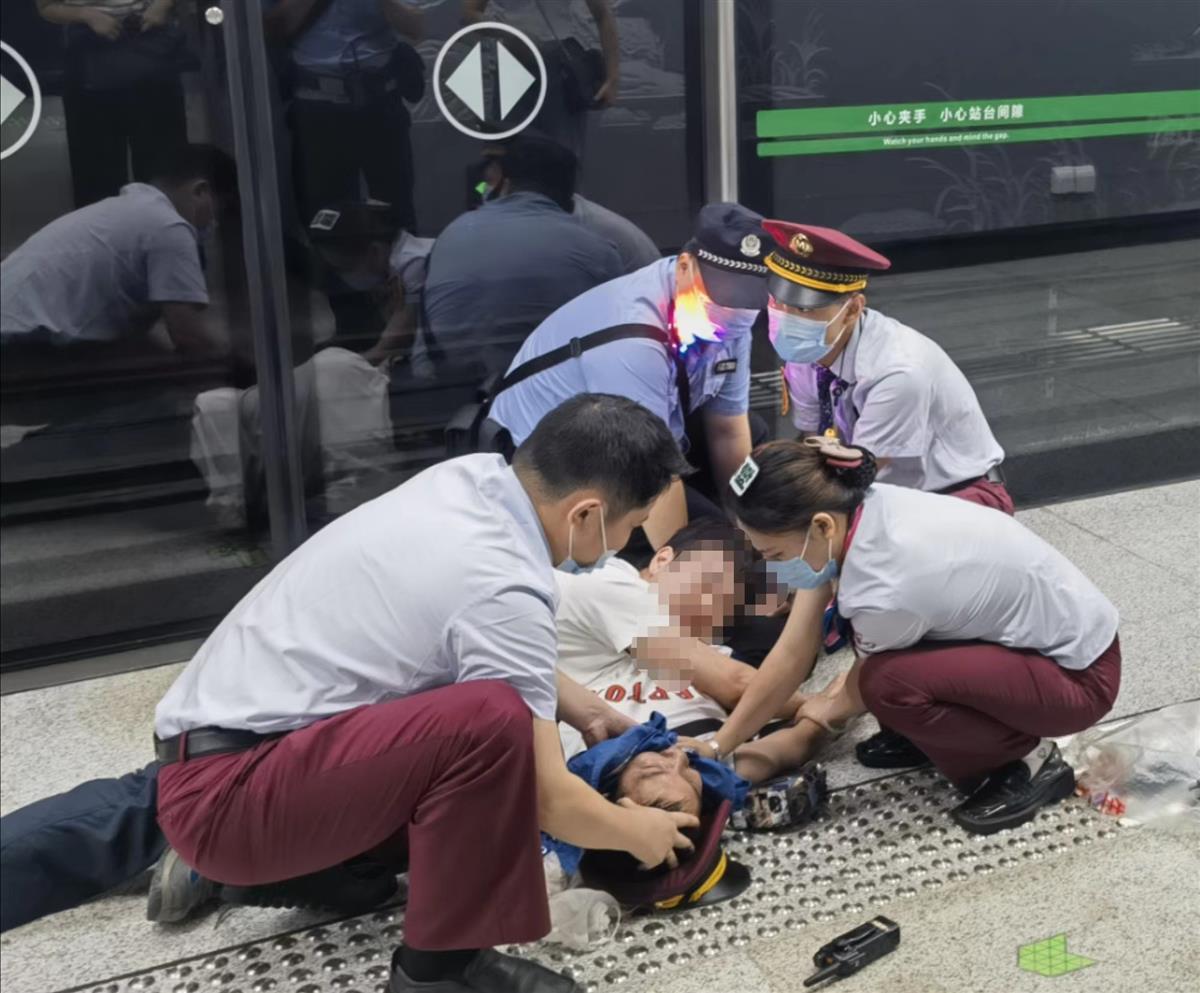 男子突然晕倒在地铁车厢,乘客,民警,站务合力救助脱险 