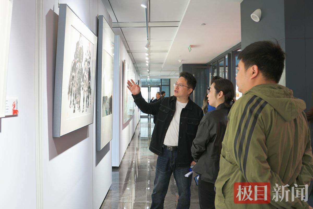 图为来访嘉宾、老师们观展 摄影:芮雨欣 (8).JPG 图为来访嘉宾、老师们观展 摄影:芮雨欣 (8).JPG