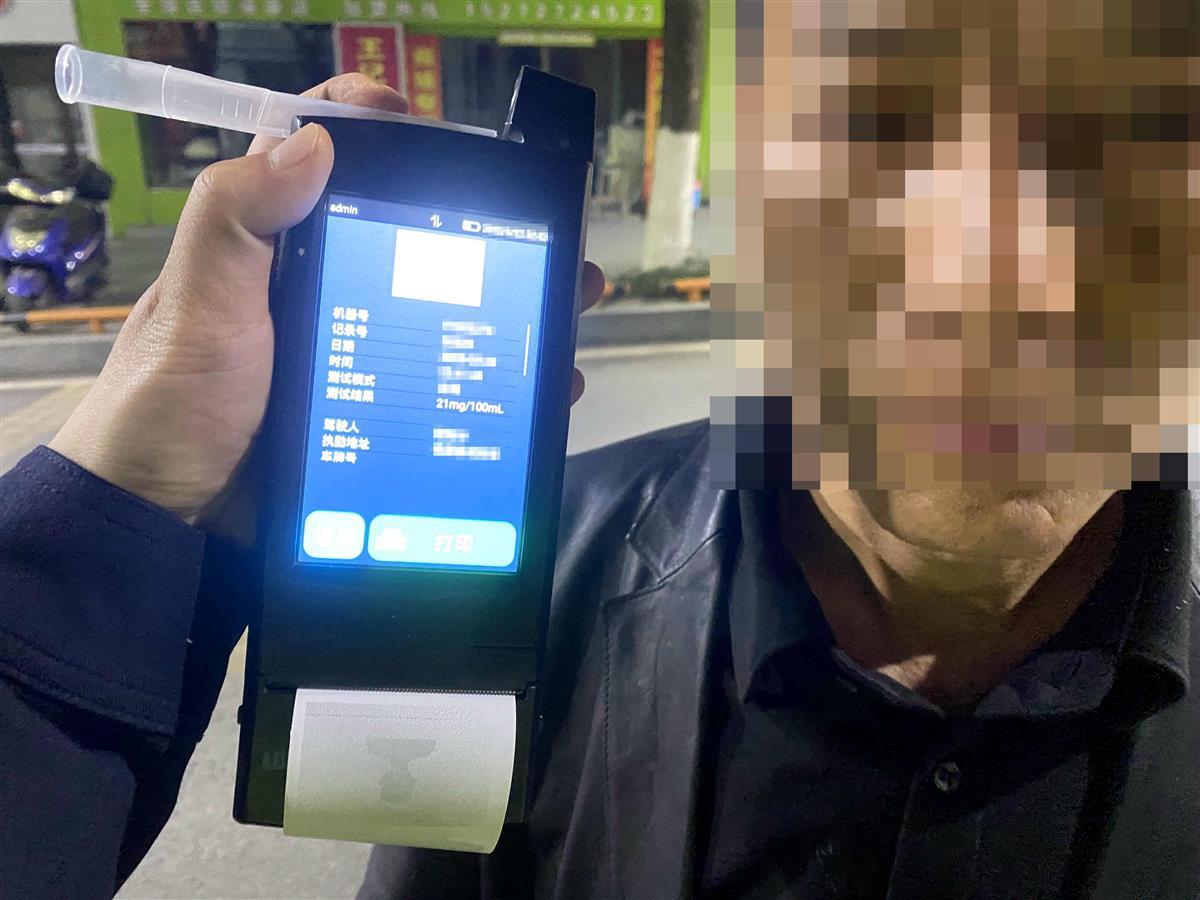 图3：保康交警对谭某进行酒精检测.jpg