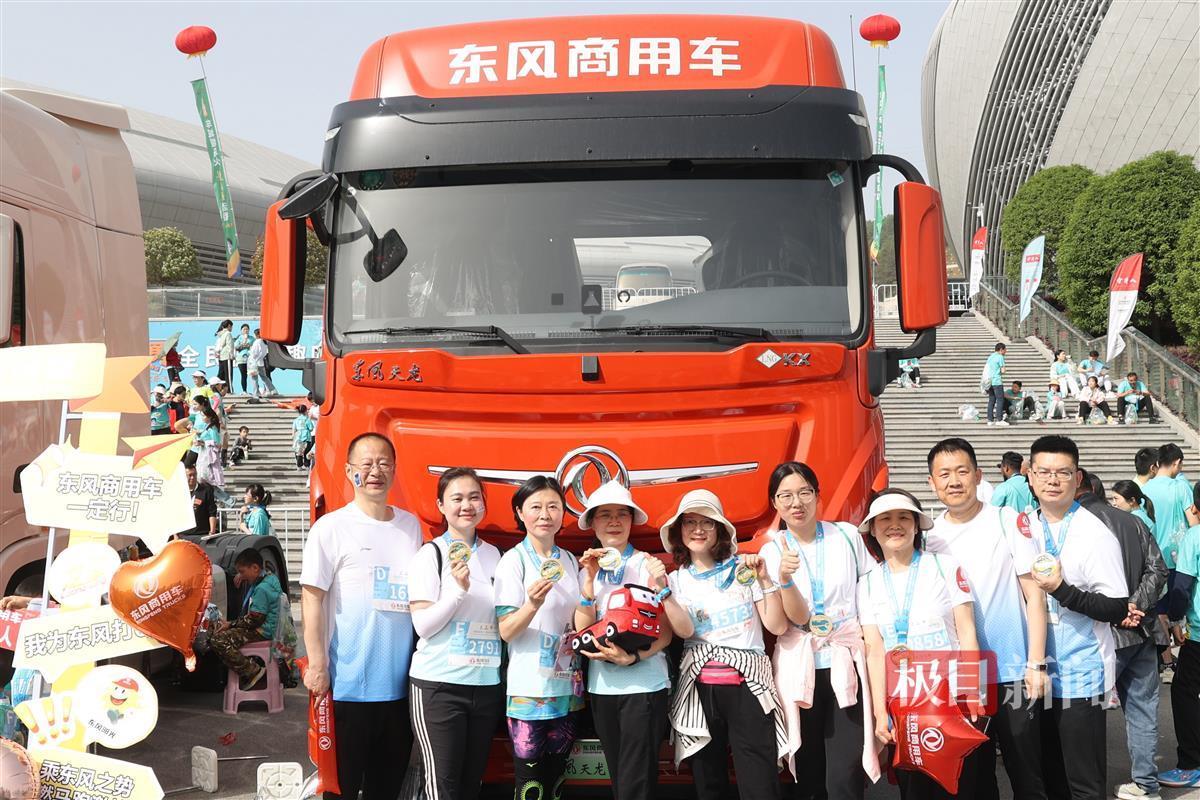 完赛选手同东风车合影留念。 记者 张启国 摄.JPG 完赛选手同东风车合影留念。 记者 张启国 摄.JPG