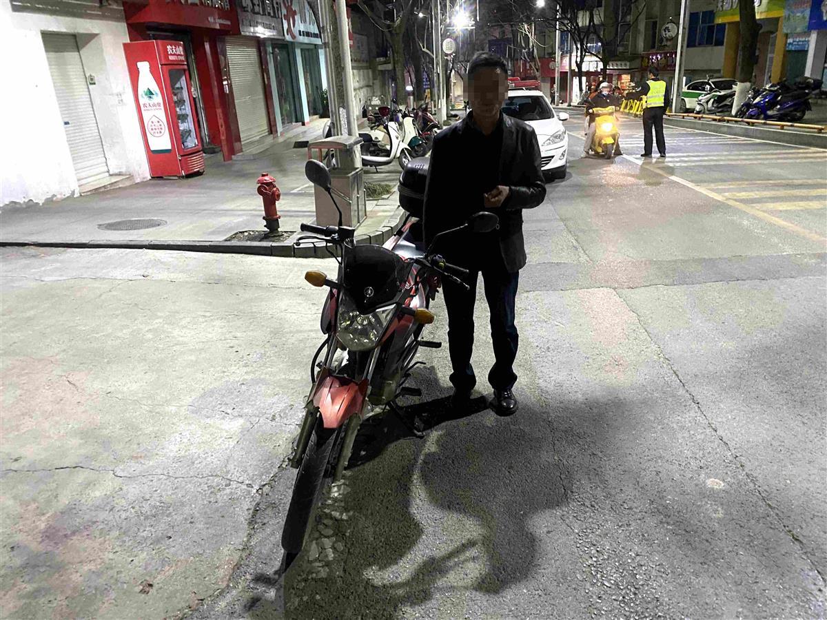 图2：保康交警查获谭某酒驾机动车.jpg