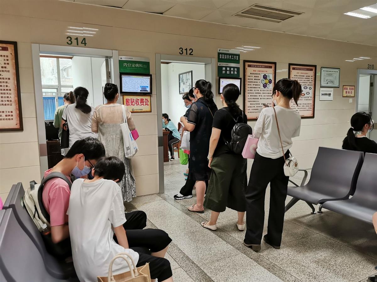 在武汉市中医医院汉口院区排队等待敷贴的市民jpg