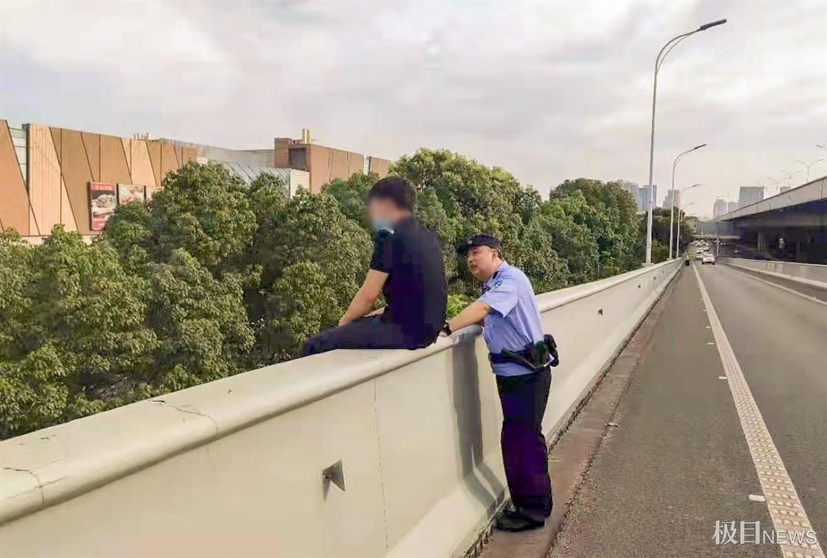 民警勸下高架橋上的輕生男子: