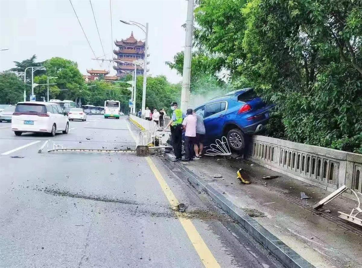 惊险!武汉长江大桥引桥发生交通事故,现已恢复通畅