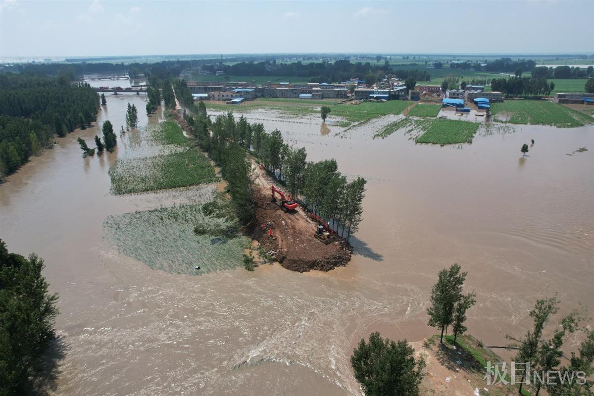 "救援航母"助力,鹤壁卫河决口封堵过半,预计24日夜间合龙 | 极目新闻