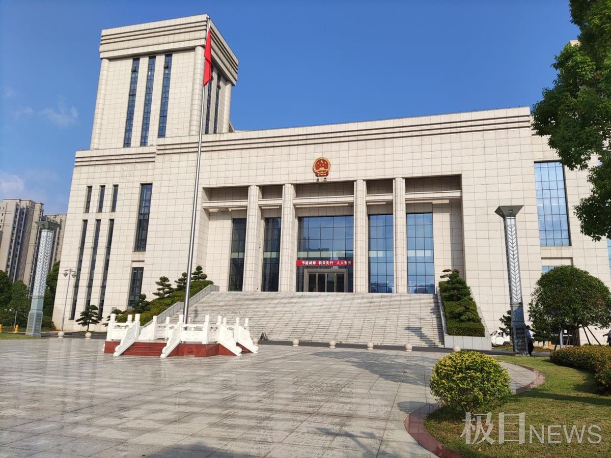 8月31日早晨8时40分,案件当事人吴某的母亲吴女士赶到吉安市中级人民