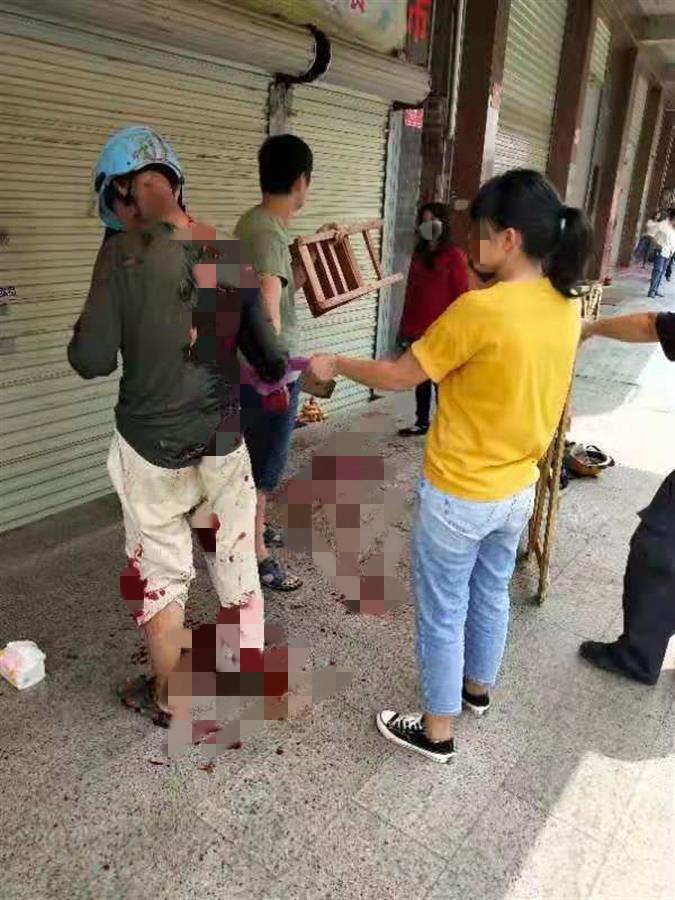 家庭琐事引发矛盾,广东一女子当街用菜刀砍伤丈夫 | 极目新闻