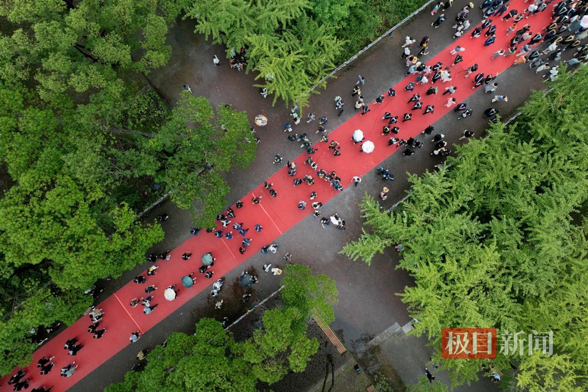 毕业生入场(学通社记者 刘博文 摄)