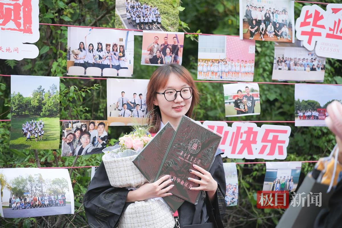 毕业生在照片墙前合影（学通社记者 李科毅 摄）