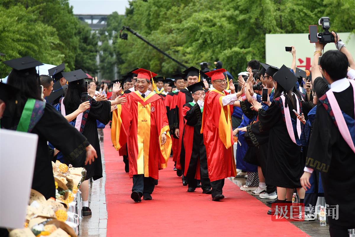 导师团入场（记者 徐行 摄）