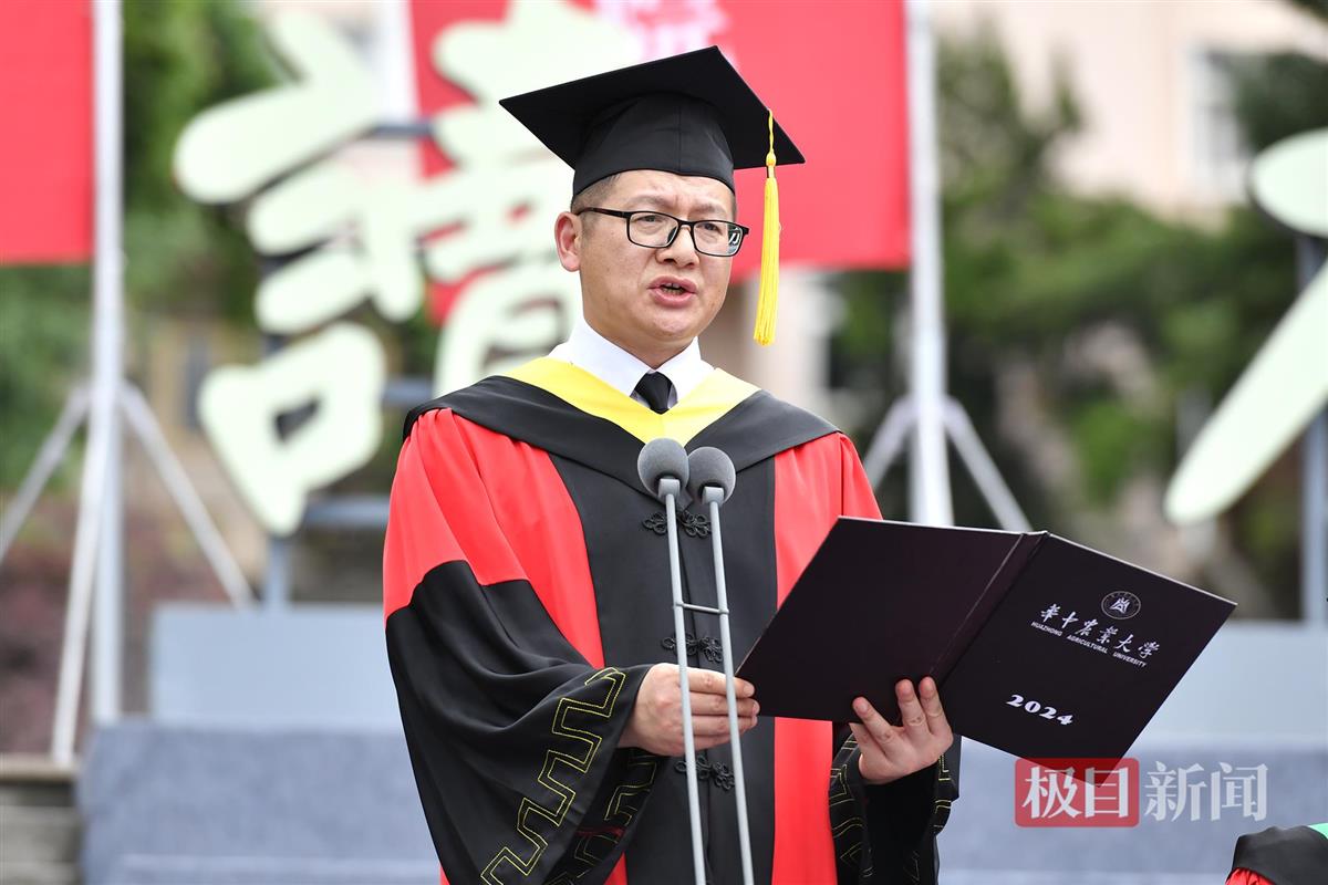 研究生院常务副院长李斌宣读学位授予名单（记者 刘涛 摄）