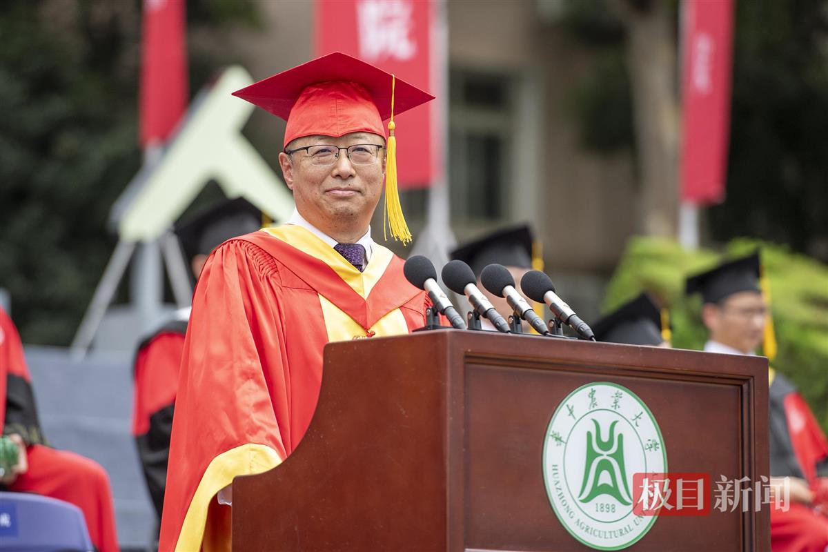 校长、校学位评定委员会主席李召虎教授讲话（记者 刘涛 摄）