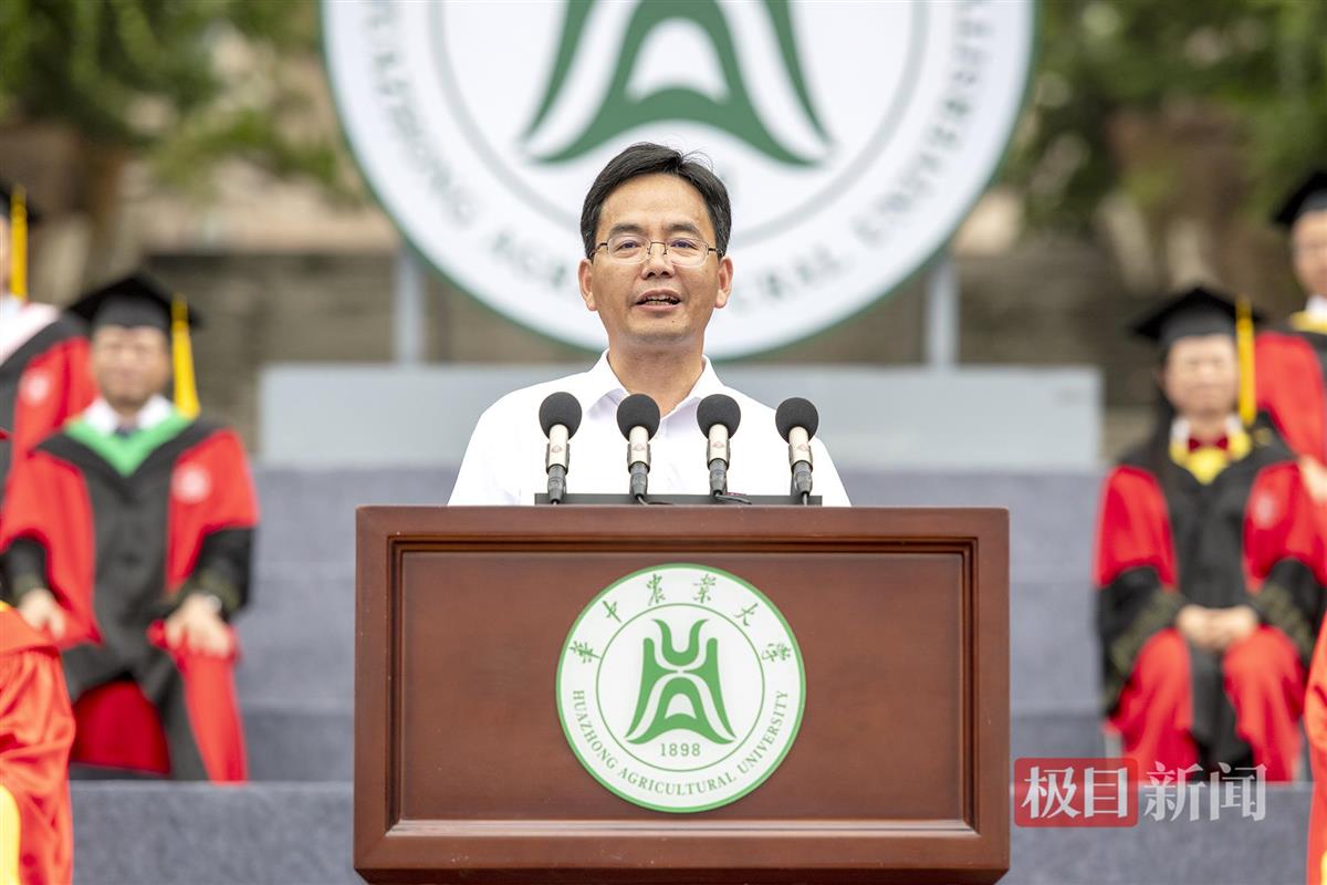 教师代表、植物科学技术学院梅之南教授发言（记者 刘涛 摄）