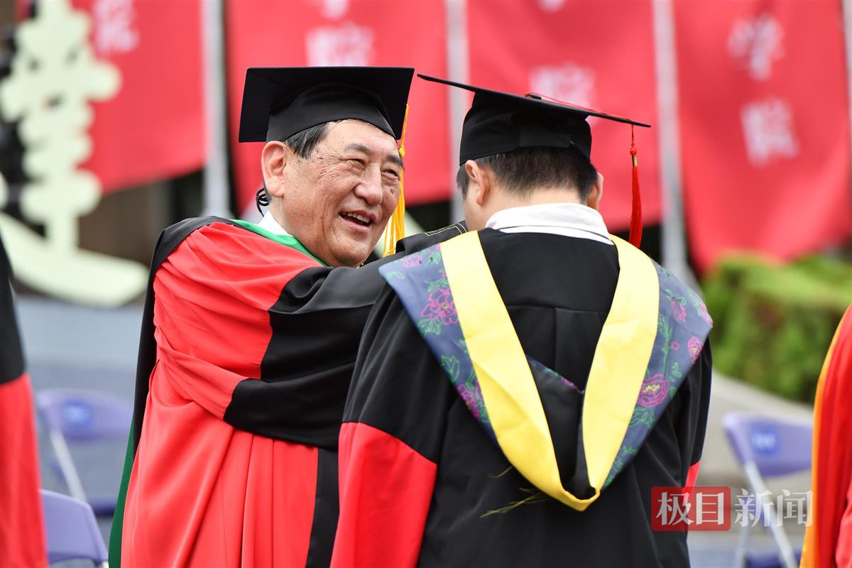 中国工程院院士陈焕春教授为毕业生正冠拨苏（记者 刘涛 摄）