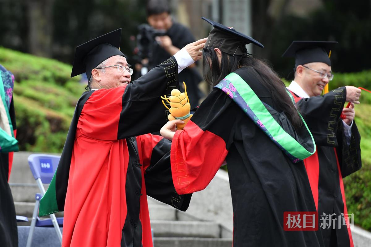 中国工程院院士张献龙教授为毕业生正冠拨苏（记者 刘涛 摄）