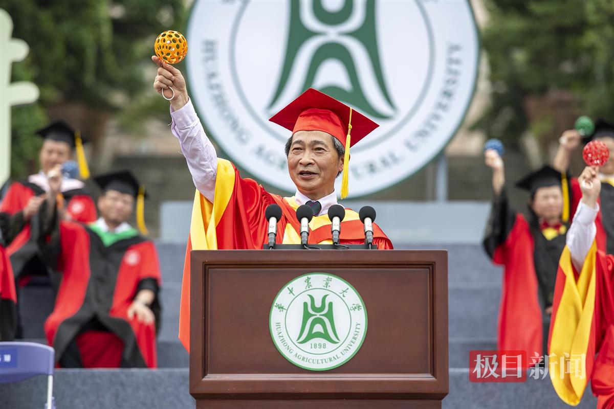 校党委书记高翅教授主持毕业鼓励（记者 刘涛 摄）