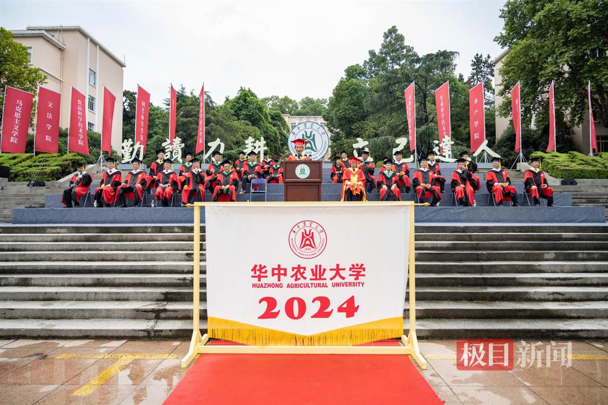 学位授予仪式高翅书记讲话(学通社记者 高言曦 摄)