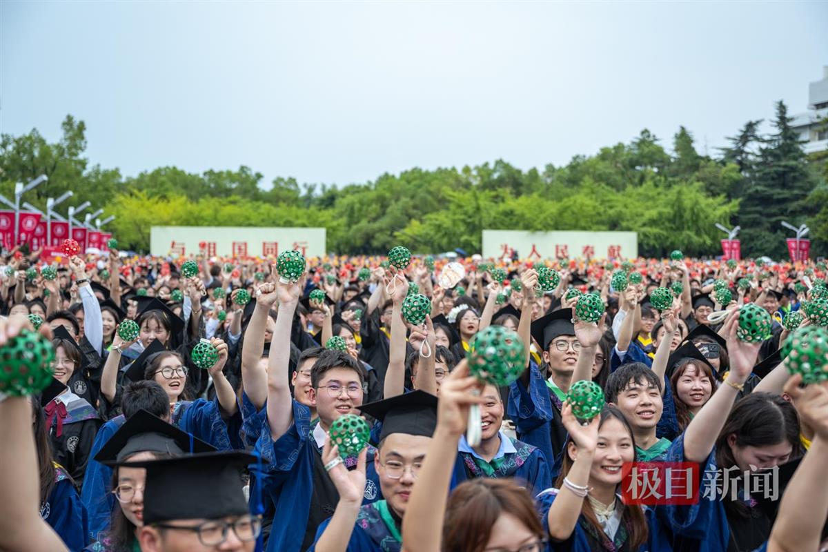 毕业生们举起龙珠(学通社记者 李科毅 摄)