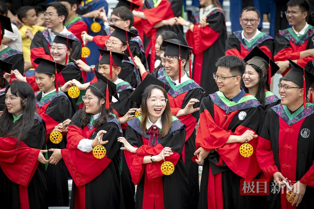 毕业生“心连心”（记者 刘涛 摄）