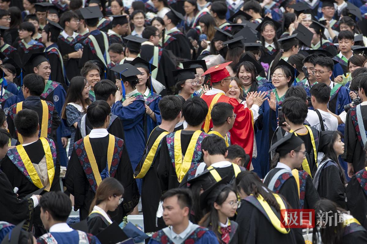 李召虎校长与同学们击掌庆祝毕业（记者 刘涛 摄）