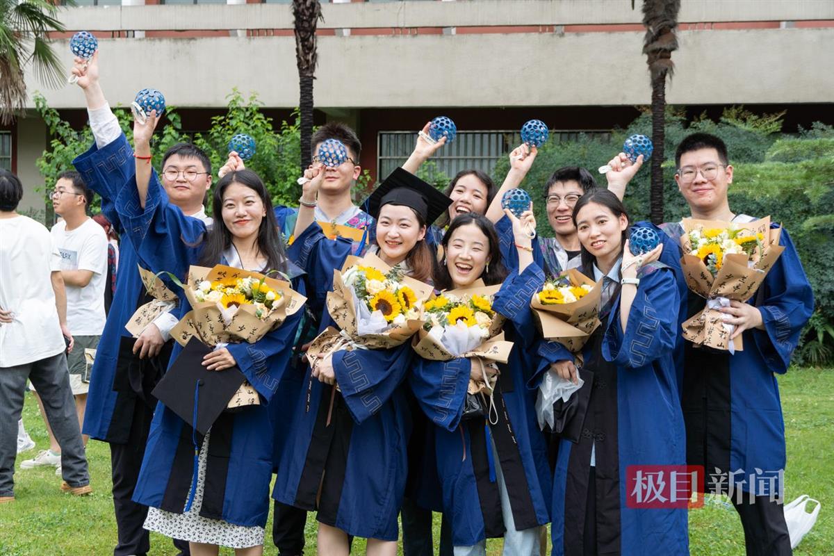 化学学院同学合影留念（学通社记者 丁沐嵘 摄）