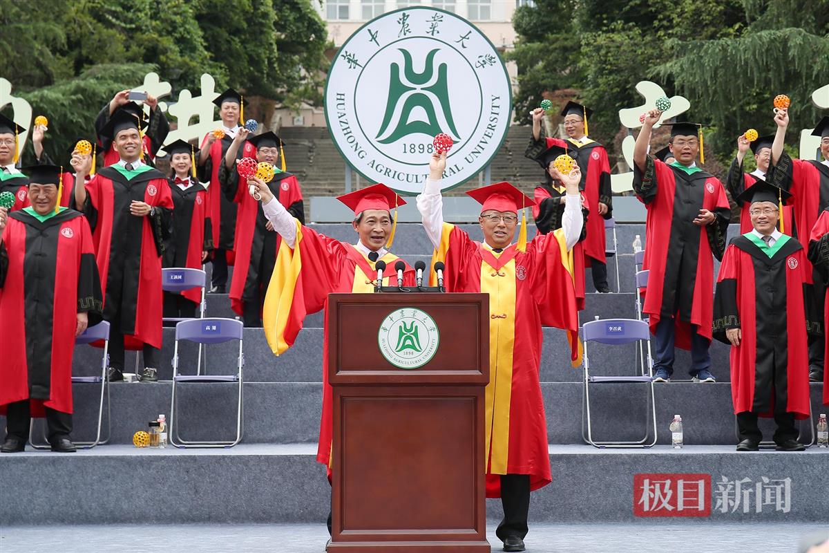 校党委书记高翅、校长李召虎共同庆祝同学们毕业（通讯员 侯国涛 摄）