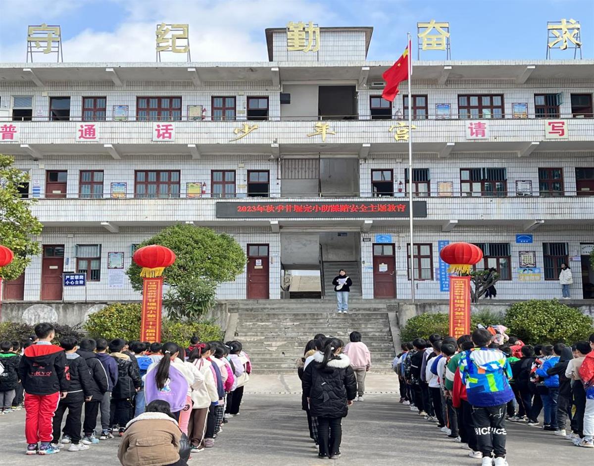 湖南慈利县一乡村小学宿舍没风扇，当地：因屡出事故才拆除，山区晚上降温快