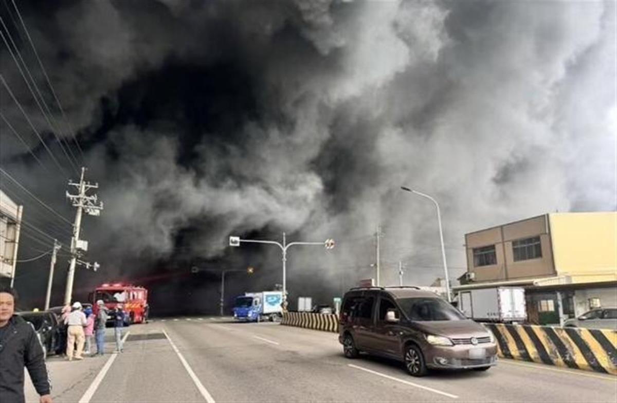 台中一超市仓库突发火灾超20人受困，一员工坠楼无生命迹象