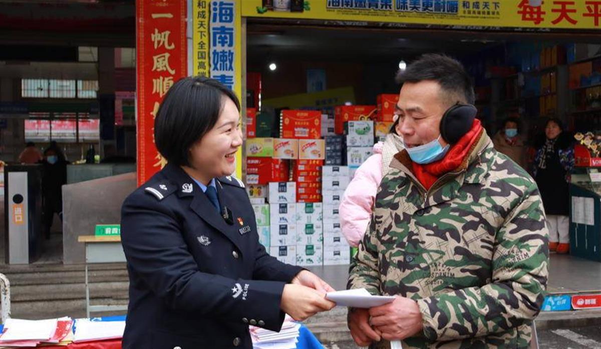 发放反诈宣传册