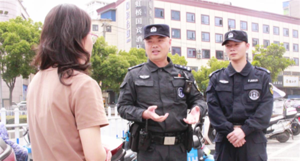 在商圈接受群众求助