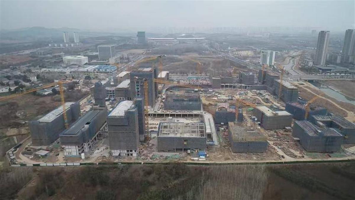 图为学校施工现场。