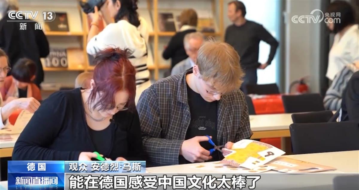 新葡萄娱乐海外民众沉浸式闹元宵：有人到水边抛柑橘香蕉有巡游队伍长达四公里……(图3)