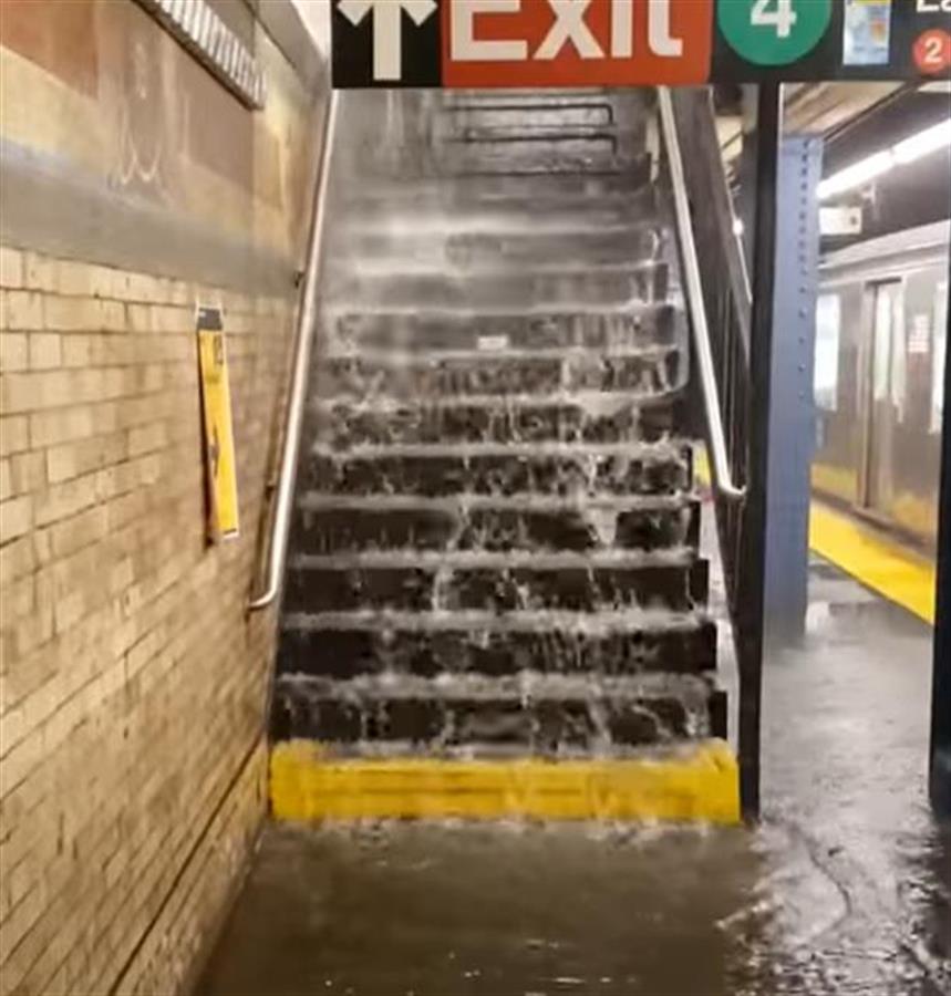 纽约地铁站被暴雨淹没,市民愤怒:坐个地铁得带救生艇! | 极目新闻
