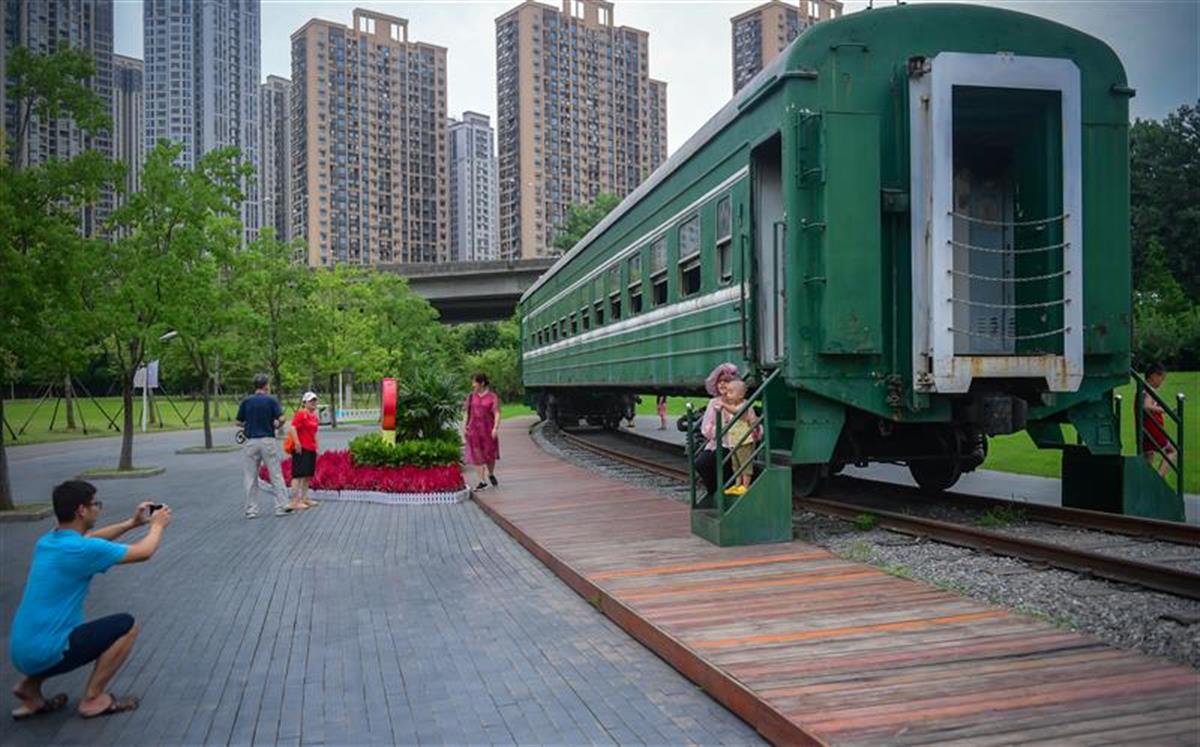 青山戴家湖公园绿皮火车吸引众人拍照打卡,怀旧之情油然而生 | 极目