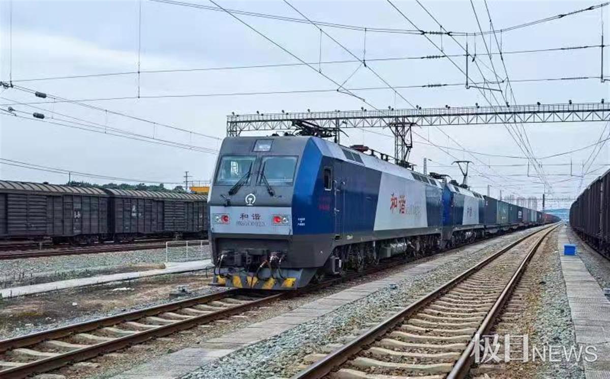 x8795次列车在宜昌东站编组完毕,整装待发