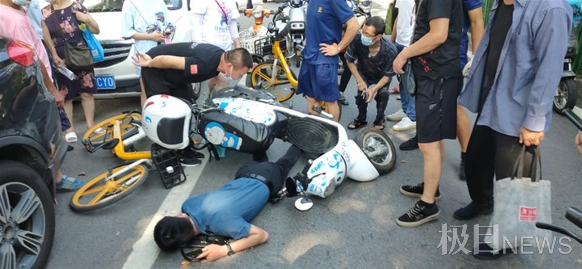 男子驾驶电动车不慎摔倒,脚踏板扎进小腿,消防紧急救援!