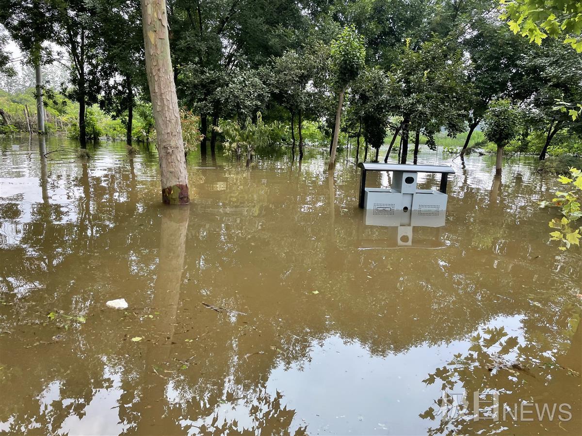 极目新闻记者随救援队出击,乘艇前往河南新乡灾区营救被困群众