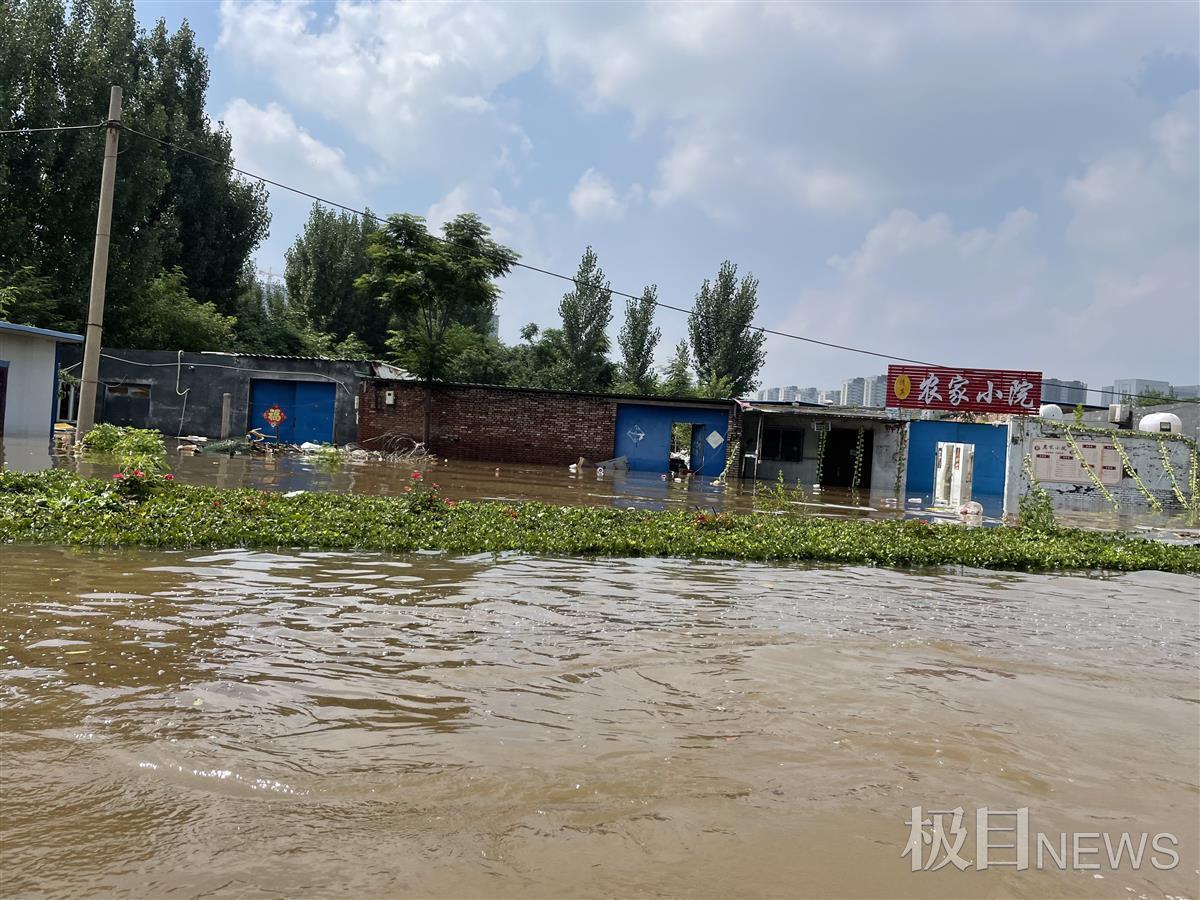 极目新闻记者随救援队出击,乘艇前往河南新乡灾区营救被困群众