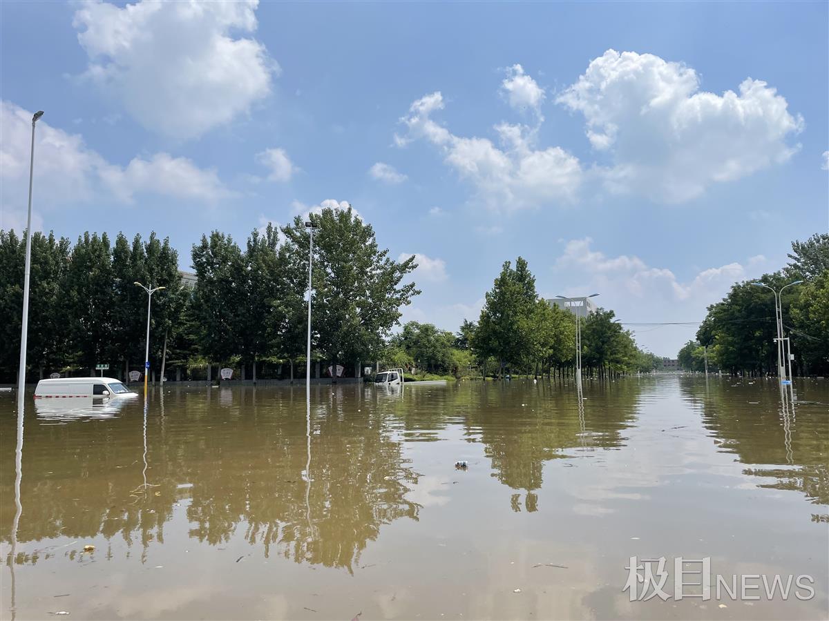极目新闻记者随救援队出击,乘艇前往河南新乡灾区营救被困群众