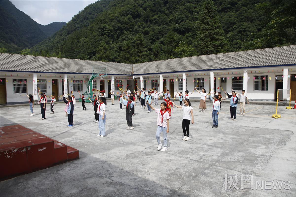 高校师生赴偏远山区支教,回汉前孩子们含泪送别