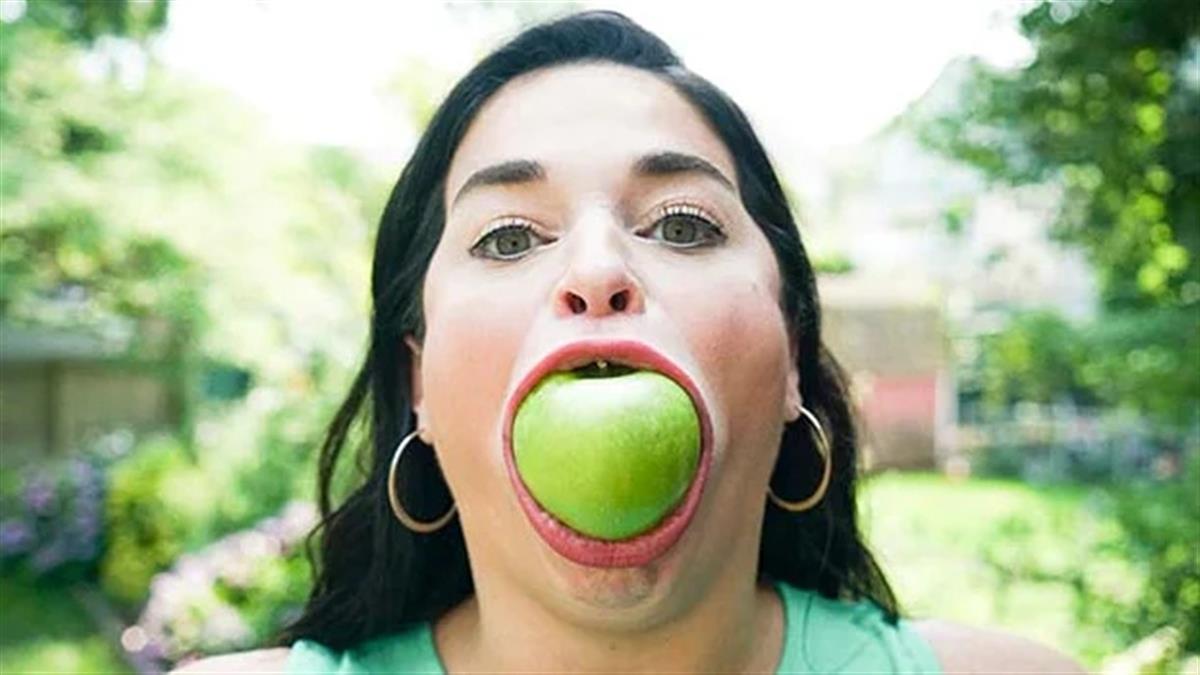 世界上嘴巴最大的女人,一口吃掉巨无霸汉堡