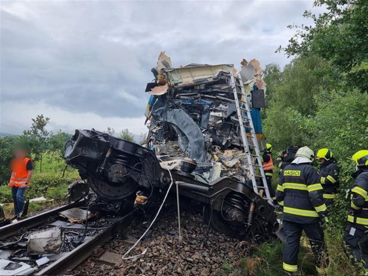 捷克两列火车相撞致2死40多伤,撞车原因很可能是司机失误 