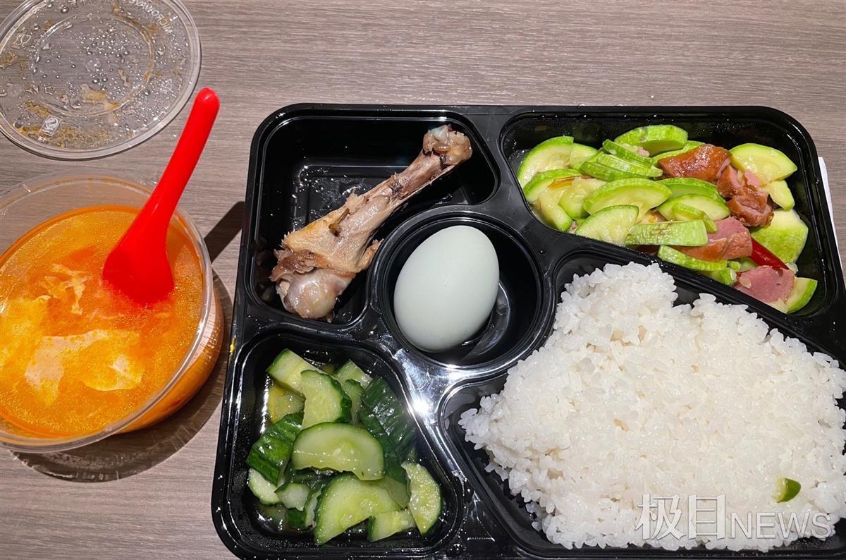 记者亲历武汉隔离生活每天三餐不会重样外卖送到酒店门外