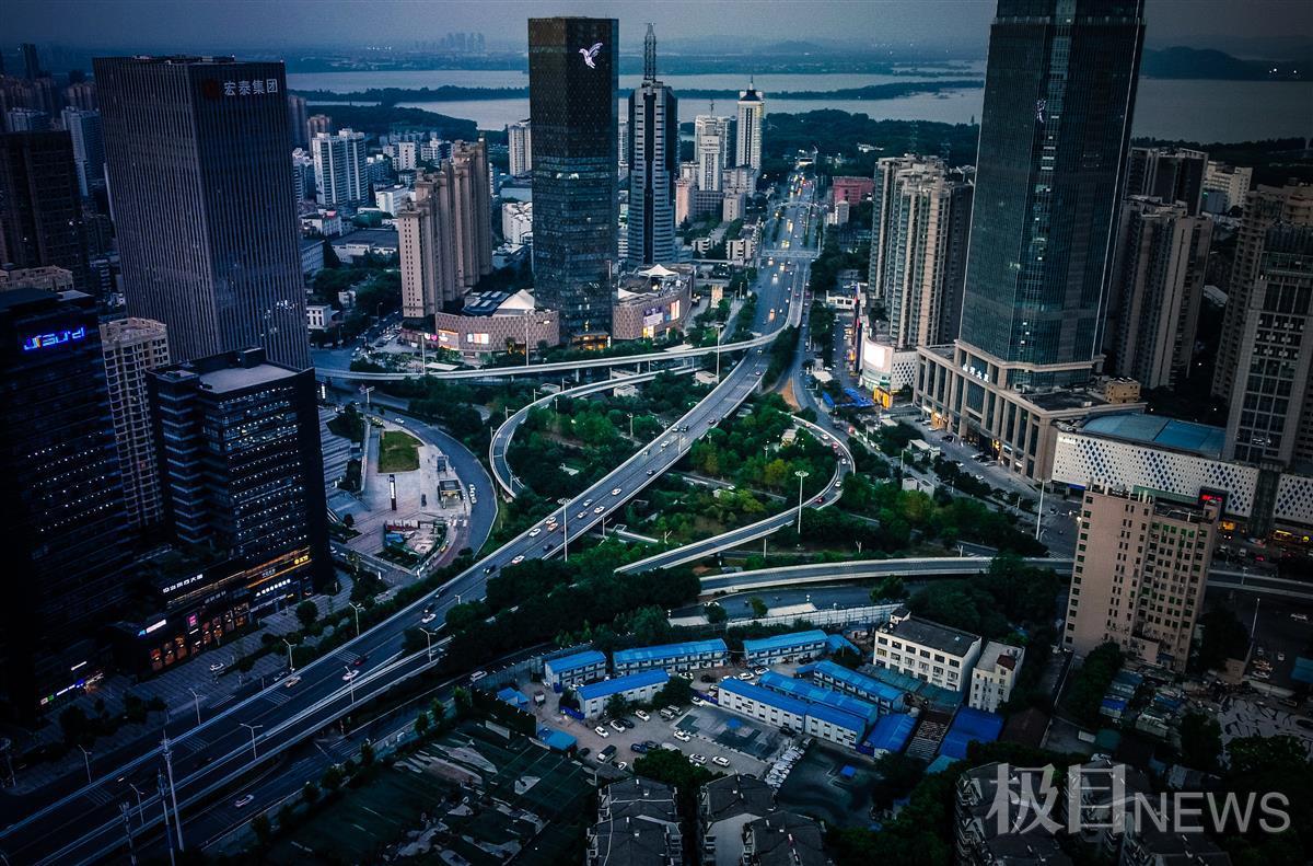 车水马龙的武汉岳家嘴立交放缓了脚步 | 极目新闻