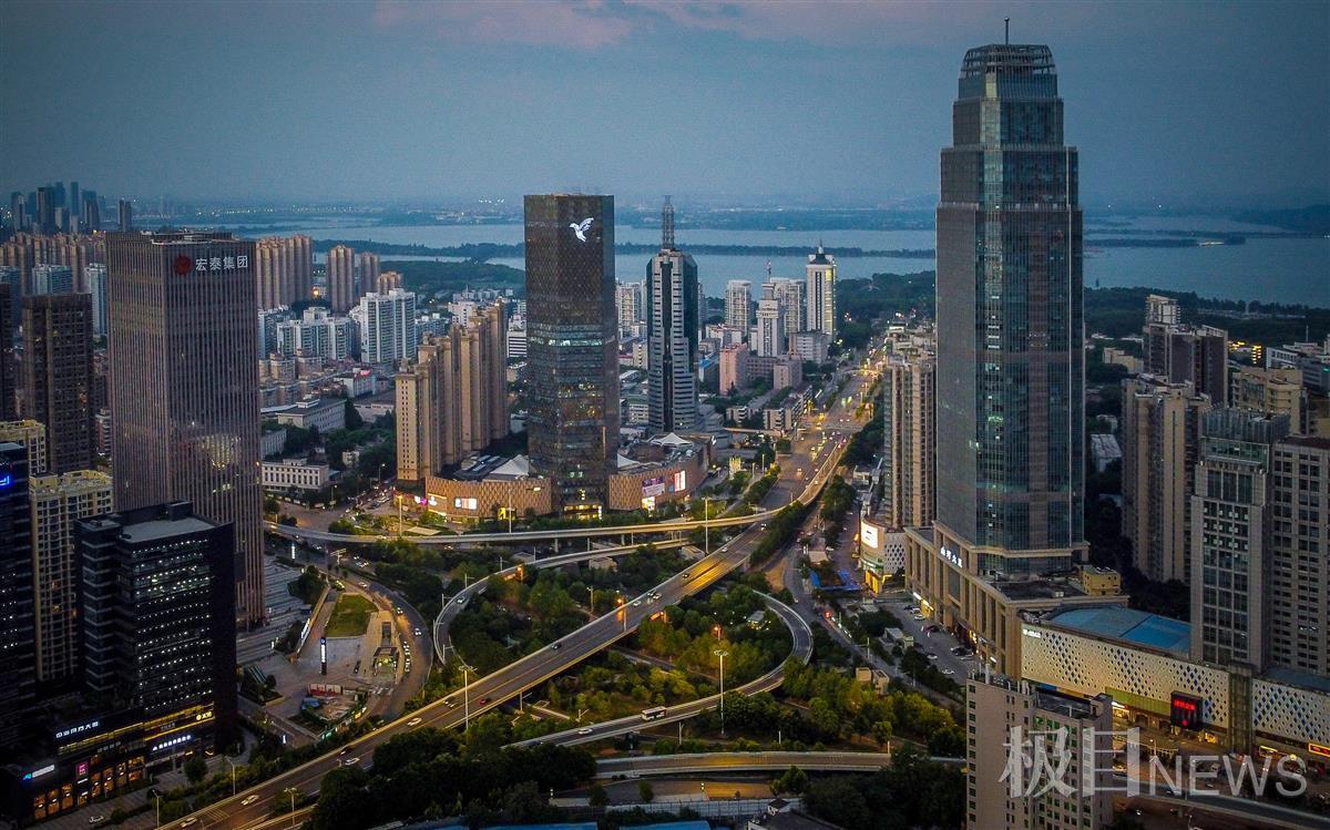 车水马龙的武汉岳家嘴立交放缓了脚步 | 极目新闻