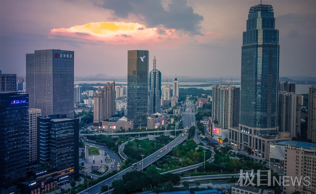 车水马龙的武汉岳家嘴立交放缓了脚步 | 极目新闻